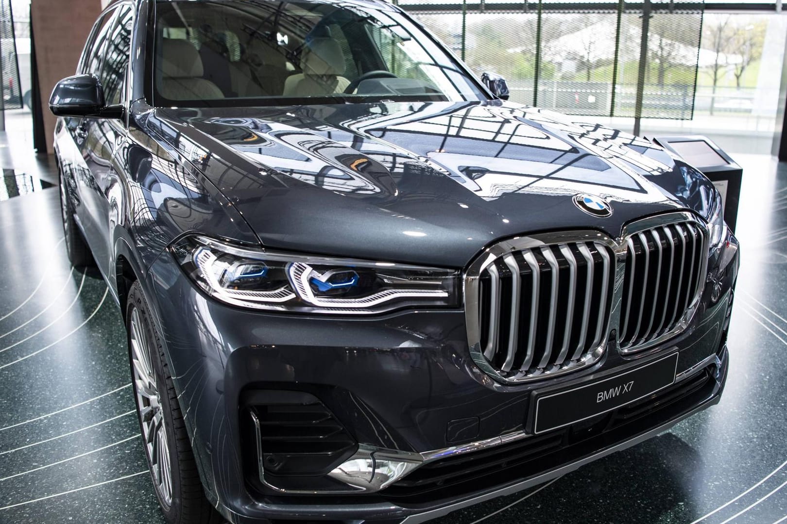 BMW X7: Für einen Aufpreis von nominell rund 15.000 Euro gegenüber dem technisch eng verwandten X5 gibt es 25 Zentimeter mehr Auto.