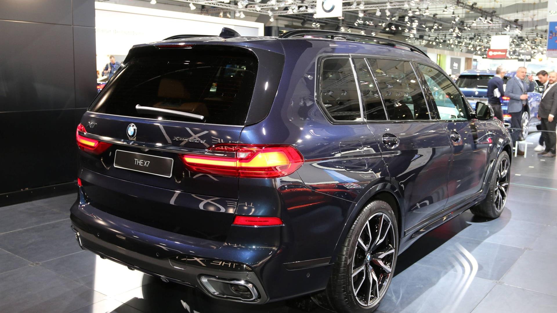 BMW X7: Der 326-Liter-Kofferraum lässt sich bei voller Bestuhlung schrittweise auf bis zu 2.120 Liter vergrößern.