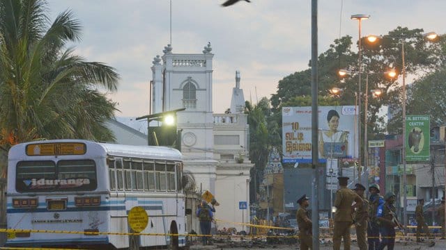 Sicherheitskräfte sperren eine Straße in Colombo ab. Sicherheitskräfte sperren eine Straße in Colombo ab.