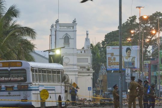 Sicherheitskräfte sperren eine Straße in Colombo ab.