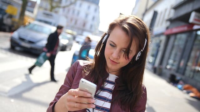 Besser nicht im Straßenverkehr: Musik über Kopfhörer hören kann gefährlich sein. Besser nicht im Straßenverkehr: Musik über Kopfhörer hören kann gefährlich sein.