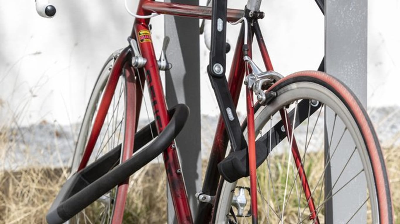 Doppelt hält besser: Die Stiftung Warentest rät, sein Fahrrad am besten mit zwei Schlössern verschiedener Bauarten zu sichern, um es Dieben möglichst schwer zu machen.