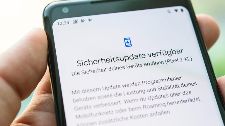 "Sicherheitsupdate verfügbar": Googles eigene Pixel-Smartphones werden früh mit Updates versorgt. Andere müssen warten.