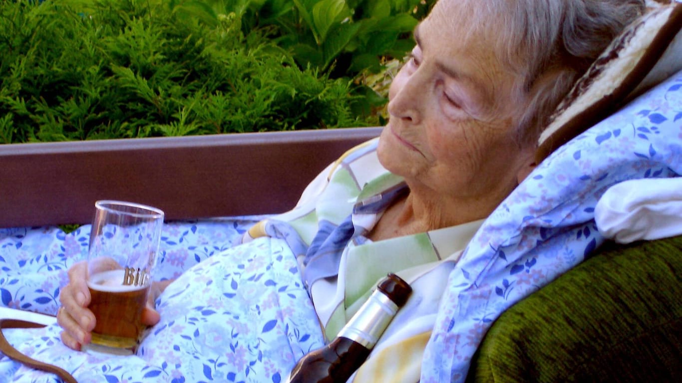 Rentnerin im Bett mit Bier: Neben Alkohol können Senioren auch von Beruhigungsmittel abhängig sein und bedürfen einen entsprechenden Umgang. (Symbolbild)