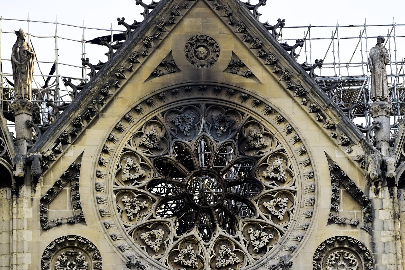 Notre-Dame nach dem Brand: Ein Teil der Kathedrale brannte aus.