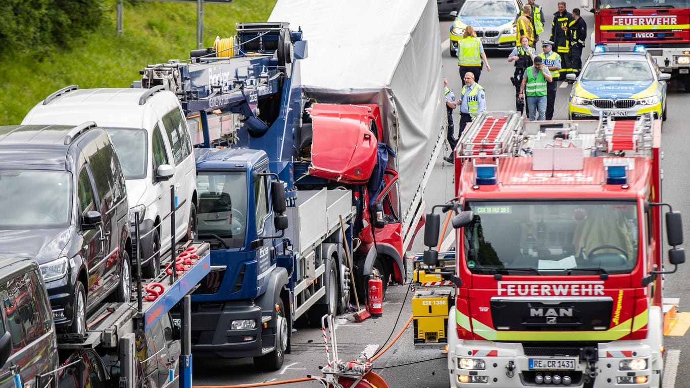 Schwerer Unfall auf Autobahn 2: Durch die Kollision wurde der Transporterfahrer im Führerhaus eingeklemmt, er starb noch an der Unfallstelle