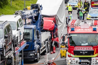 Schwerer Unfall auf Autobahn 2: Durch die Kollision wurde der Transporterfahrer im Führerhaus eingeklemmt, er starb noch an der Unfallstelle
