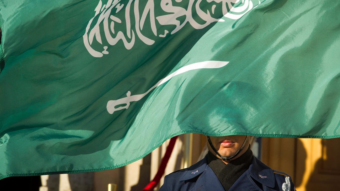 Soldat hinter einer saudischen Flagge: Am Dienstag hat das sunnitische Regime 37 Männer hingerichtet, die meisten von ihnen Schiiten. (Symbolbild)
