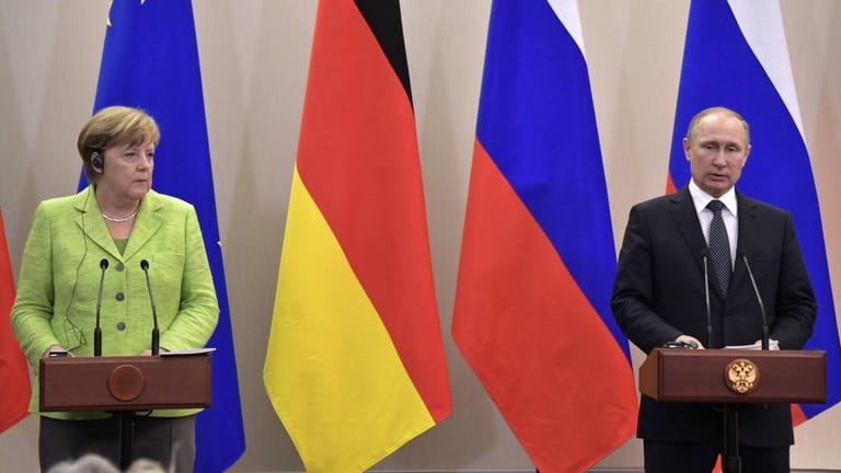 Angela Merkel und Wladimir Putin: Bei einer Pressekonferenz in Sotschi hat die Bundeskanzlerin die Situation der Menschen aus Tschetschenien angemahnt.