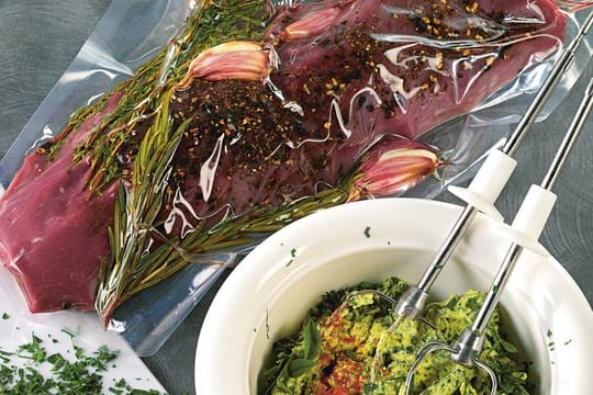 Das perfekte Rinderfilet gart im Vakuumbeutel zusammen mit Rosmarin, Thymian, Knoblauchzehen und Salz 2 Stunden bei 56 Grad.