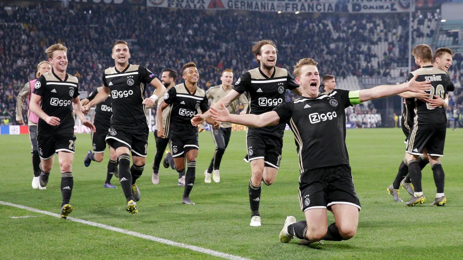 Spieler von Ajax Amsterdam jubeln über ihren Sieg.