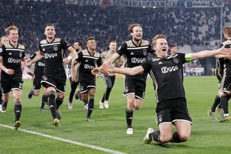 Spieler von Ajax Amsterdam jubeln über ihren Sieg.