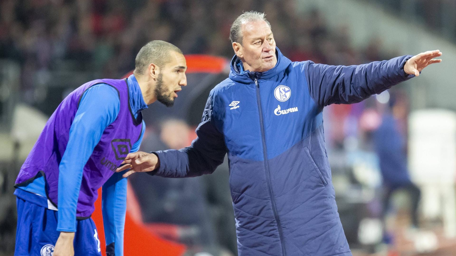 Trainer Huub Stevens (rechts) schickt Nabil Bentaleb einmal mehr zur U23.