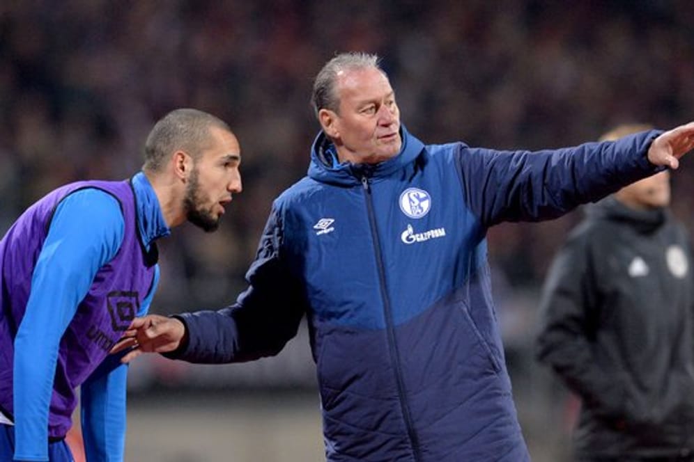 Wurde von Schalke-Coach Stevens (r) wieder degradiert: Nabil Bentaleb.