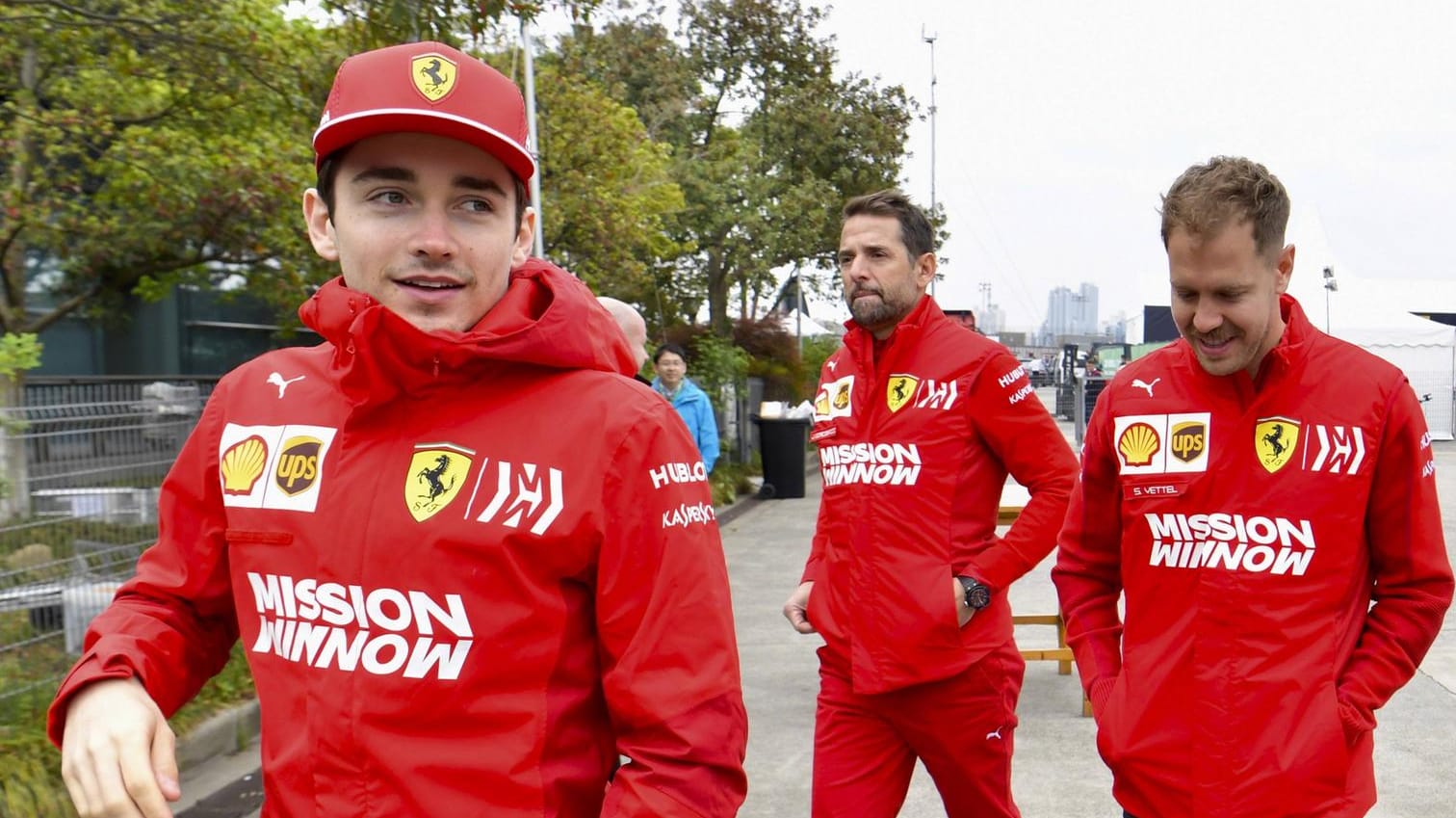 Charles Leclerc (links) sitzt seinem Teamkollegen Sebastian Vettel (rechts) im Nacken.