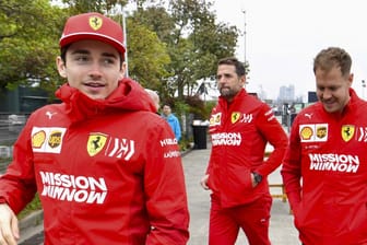 Charles Leclerc (links) sitzt seinem Teamkollegen Sebastian Vettel (rechts) im Nacken.