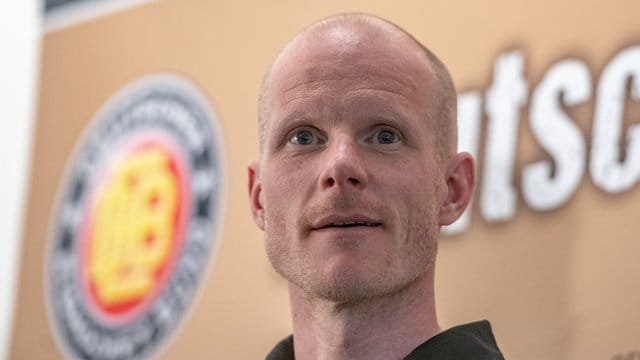 Eishockey-Bundestrainer Toni Söderholm bei einer Pressekonferenz des Deutschen Eishockey-Bundes (DEB). Eishockey-Bundestrainer Toni Söderholm bei einer Pressekonferenz des Deutschen Eishockey-Bundes (DEB).