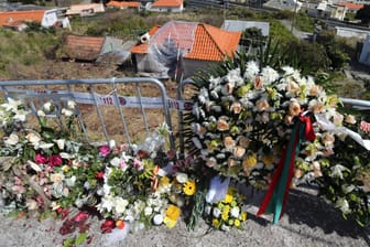 Blumen an der Unglücksstelle: Auf der portugiesischen Insel Madeira ist ein Bus einen Abhang hinabgestürzt und hat 29 Menschen in den Tod gerissen. Ein Großteil der Opfer stammt aus Nordrhein-Westfalen.