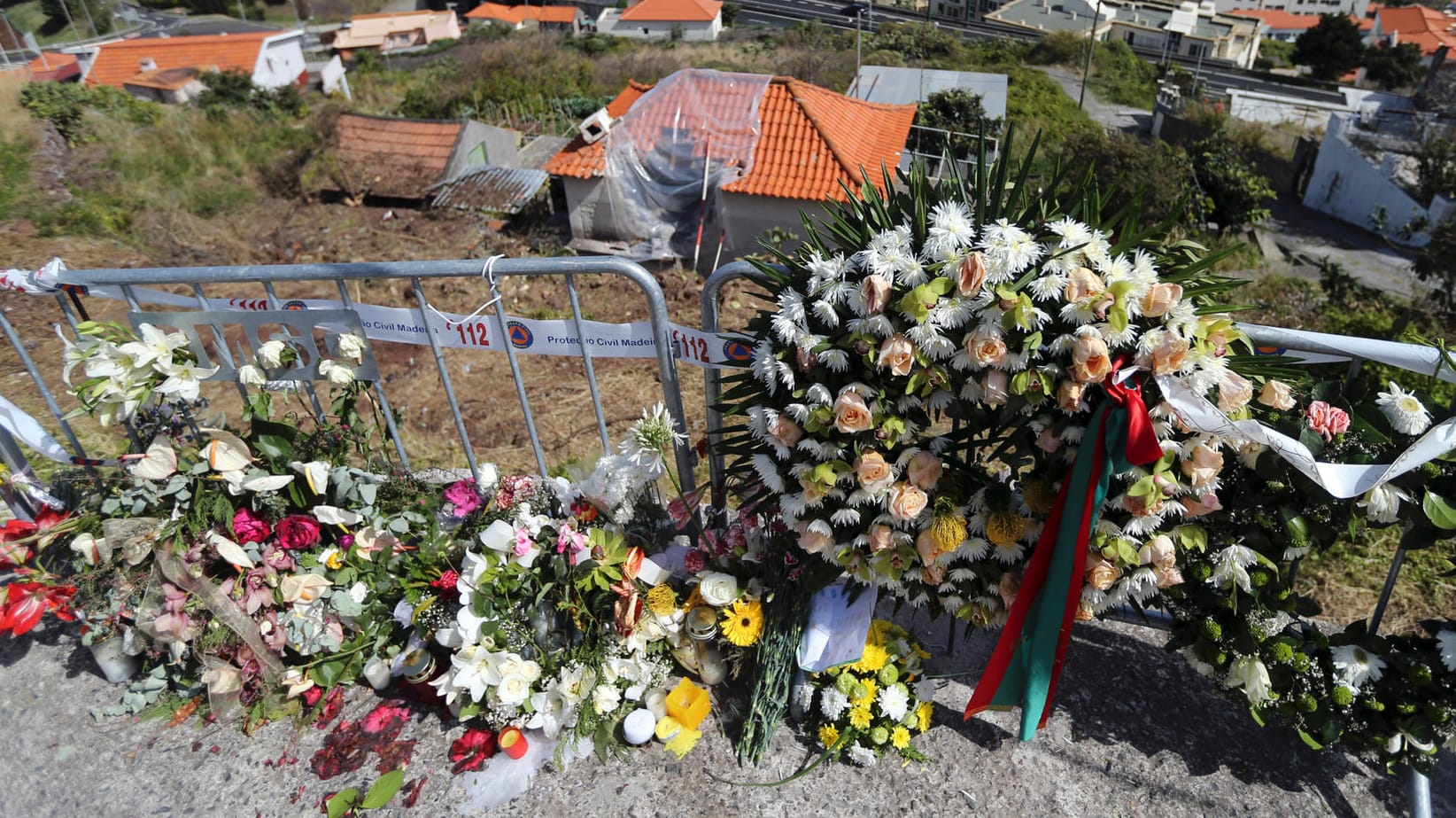 Blumen an der Unglücksstelle: Auf der portugiesischen Insel Madeira ist ein Bus einen Abhang hinabgestürzt und hat 29 Menschen in den Tod gerissen. Ein Großteil der Opfer stammt aus Nordrhein-Westfalen.