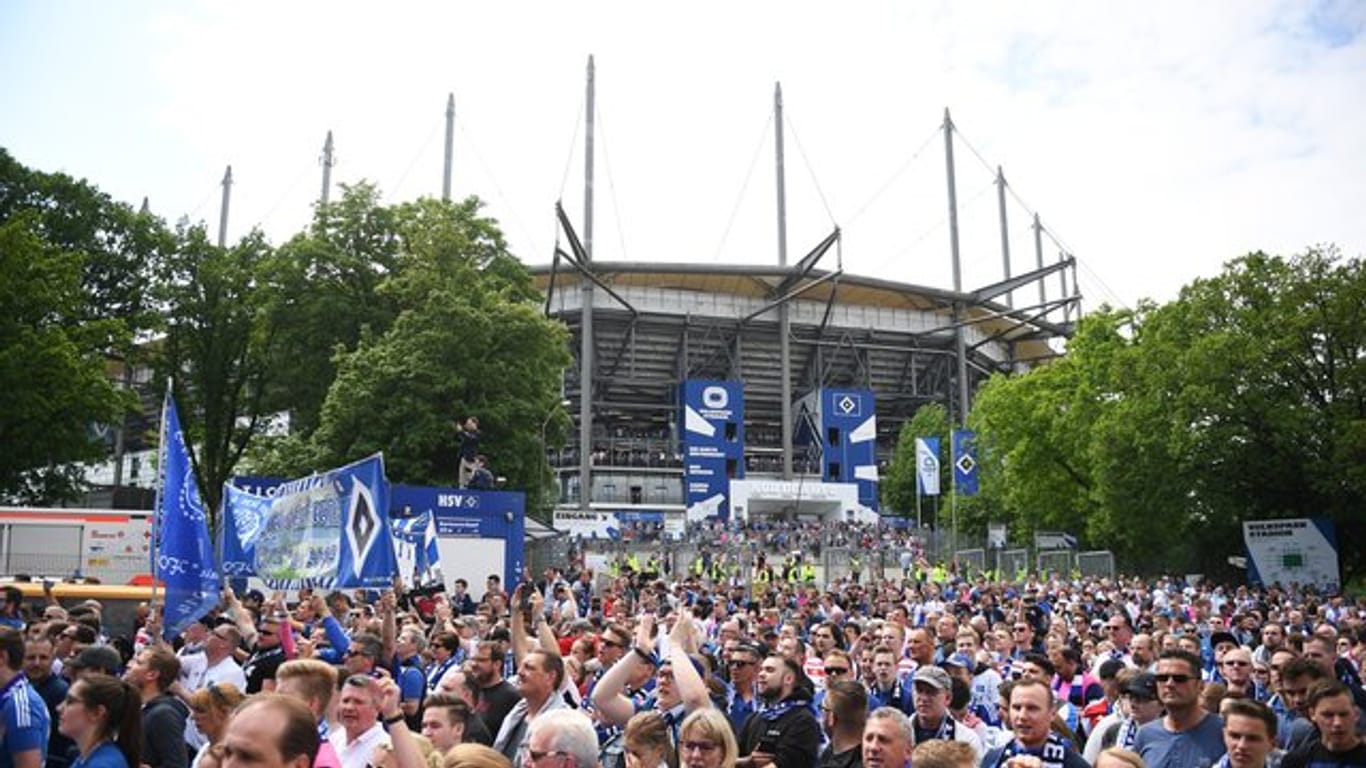 HSV-Fan und Investor Klaus-Michael Kühne hat den Vertrag über die Namensrechte am Volksparkstadion verlängert.