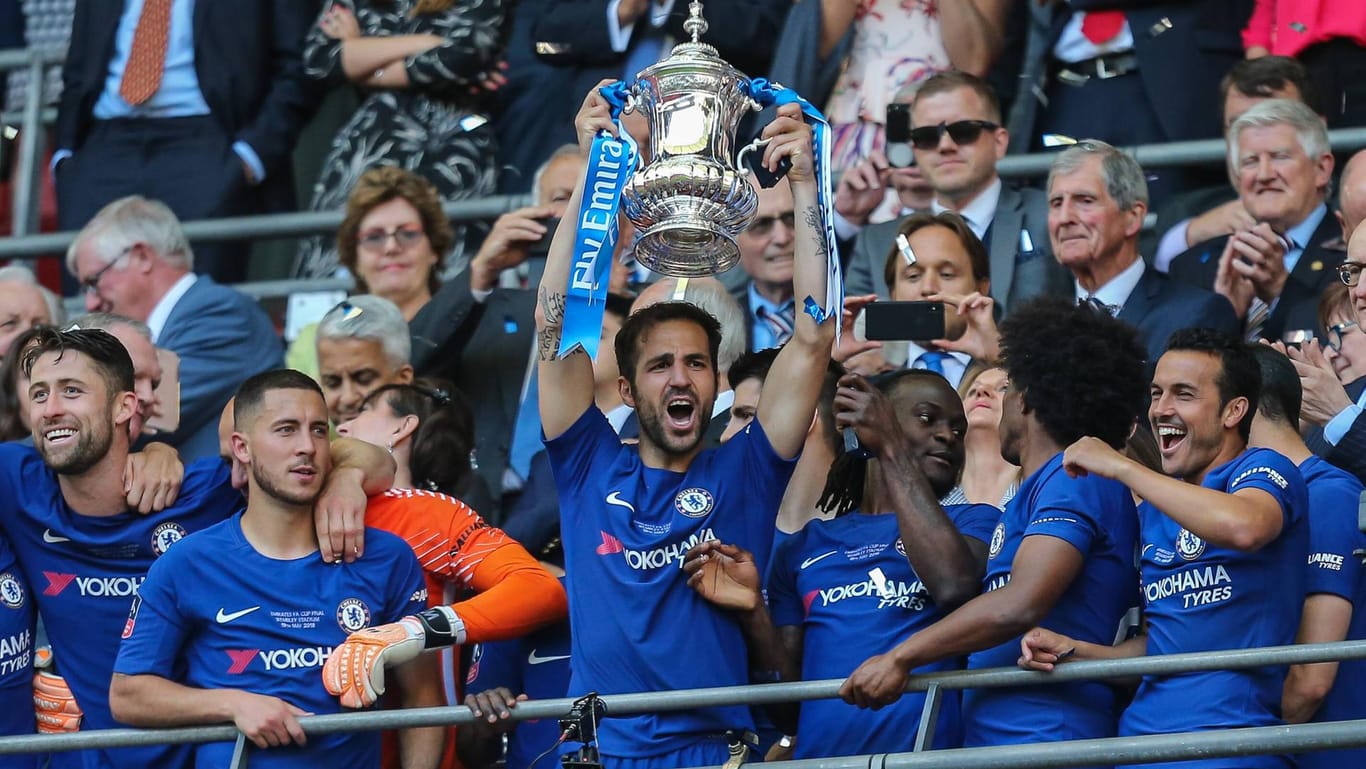 2018 streckte FC-Chelsea-Kapitän Cesc Fabregas den FA Cup in die Höhen. In diesem Jahr bestreiten ManCity und Watford das Finale.
