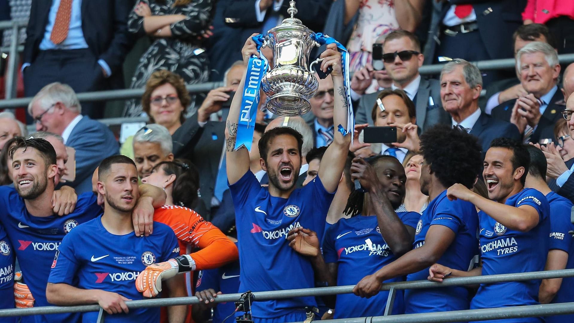 2018 streckte FC-Chelsea-Kapitän Cesc Fabregas den FA Cup in die Höhen. In diesem Jahr bestreiten ManCity und Watford das Finale. 2018 streckte FC-Chelsea-Kapitän Cesc Fabregas den FA Cup in die Höhen. In diesem Jahr bestreiten ManCity und Watford das Finale.
