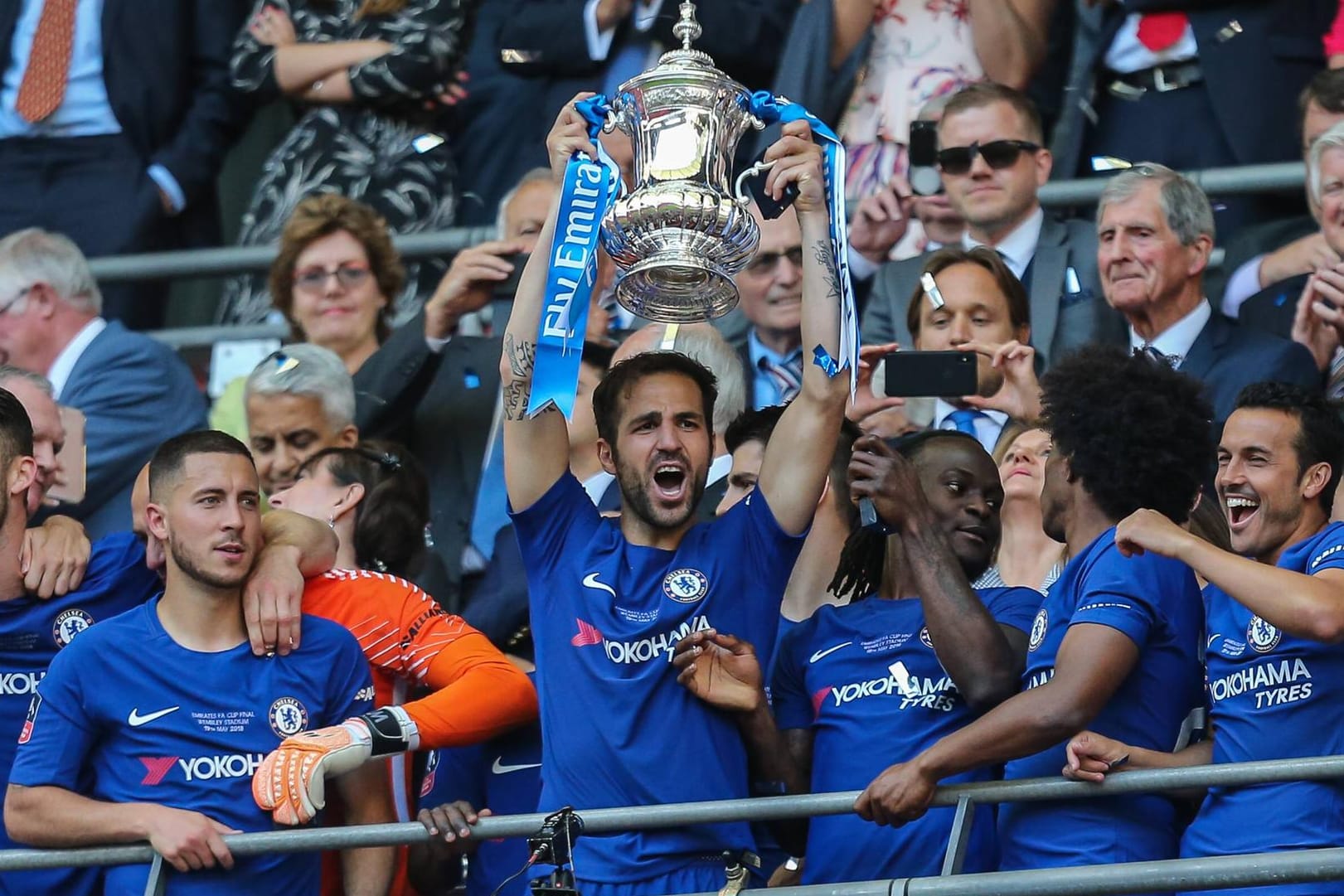 2018 streckte FC-Chelsea-Kapitän Cesc Fabregas den FA Cup in die Höhen. In diesem Jahr bestreiten ManCity und Watford das Finale.