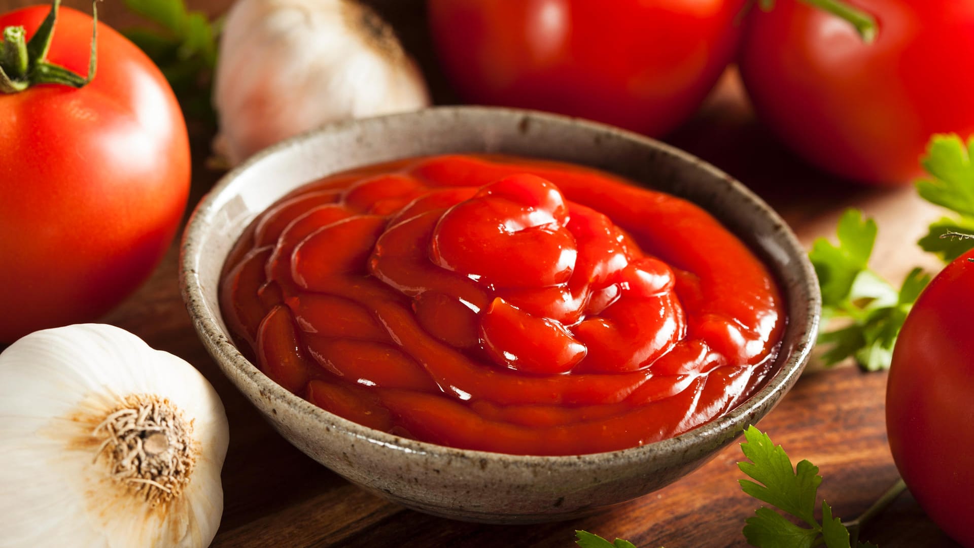 Ketchup: Je nach Marke stecken in 100 ml Ketchup schon mal über 20 Gramm Zucker.