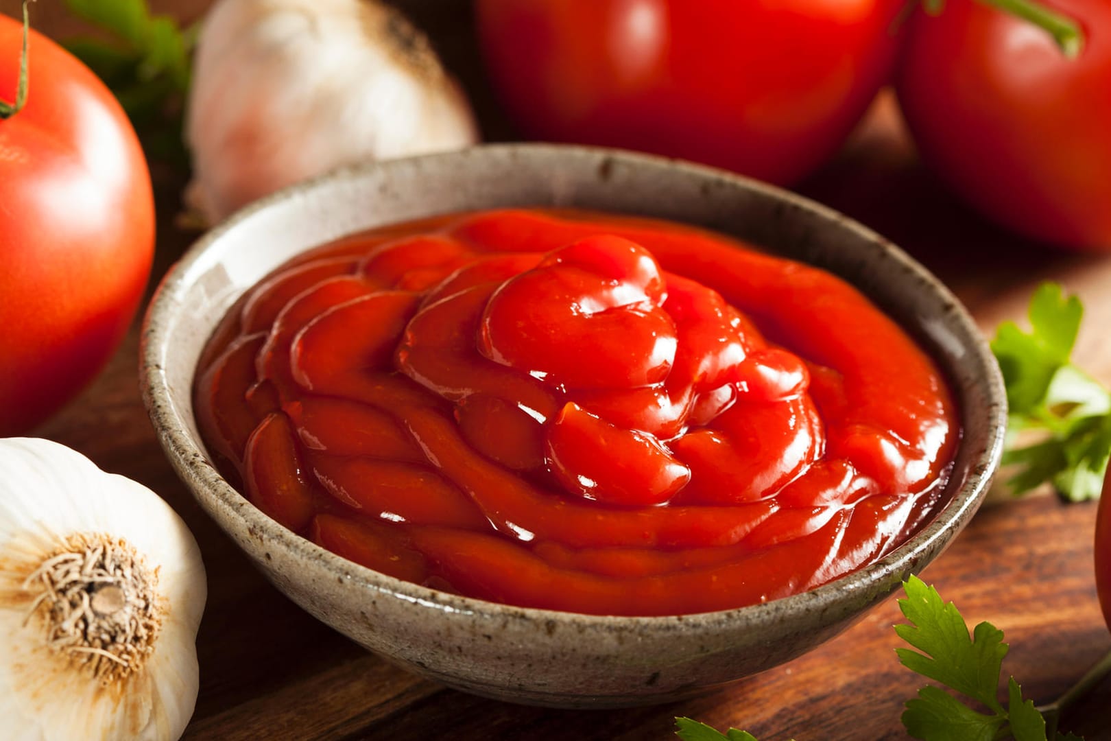 Ketchup: Je nach Marke stecken in 100 ml Ketchup schon mal über 20 Gramm Zucker.