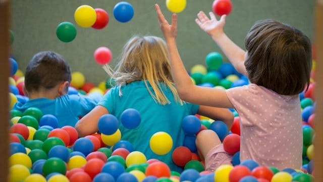 Ein- bis Zweijährige sollen sich mindestens drei Stunden am Tag bewegen, empfiehlt die WHO. Ein- bis Zweijährige sollen sich mindestens drei Stunden am Tag bewegen, empfiehlt die WHO.