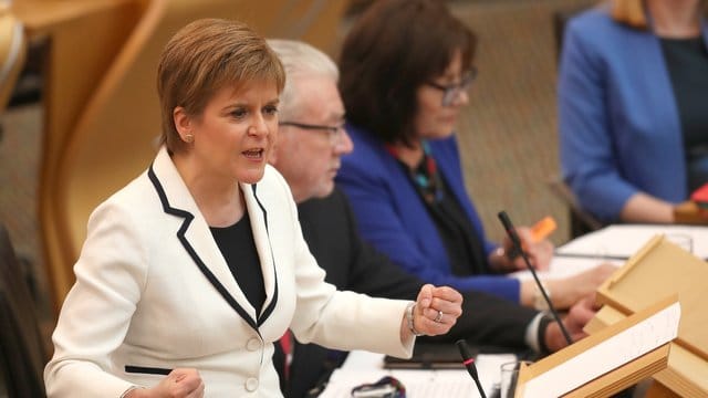 Sturgeon warb im schottischen Parlament für ein weiteres Unabhängigkeitsreferendum. Sturgeon warb im schottischen Parlament für ein weiteres Unabhängigkeitsreferendum.