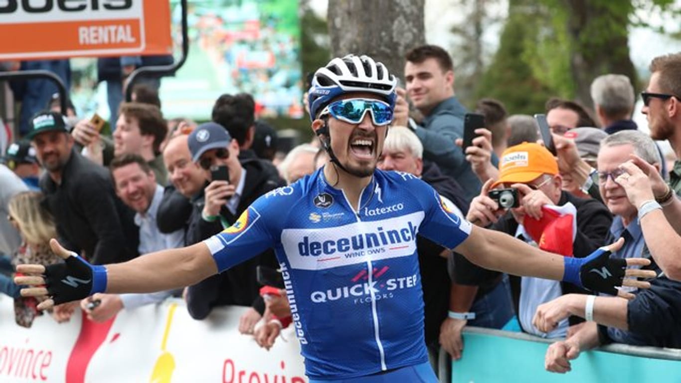 Julian Alaphilippe feiert seinen erneuten Sieg beim Flèche Wallonne.