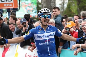 Julian Alaphilippe feiert seinen erneuten Sieg beim Flèche Wallonne.