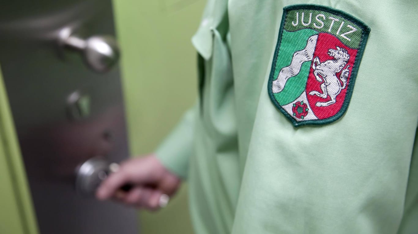 Ein Justizbeamter schließt eine Zelle auf (Symbolbild): Eine junge IS-Anhängerin aus Konstanz ist wegen Versklavung in Düsseldorf angeklagt.