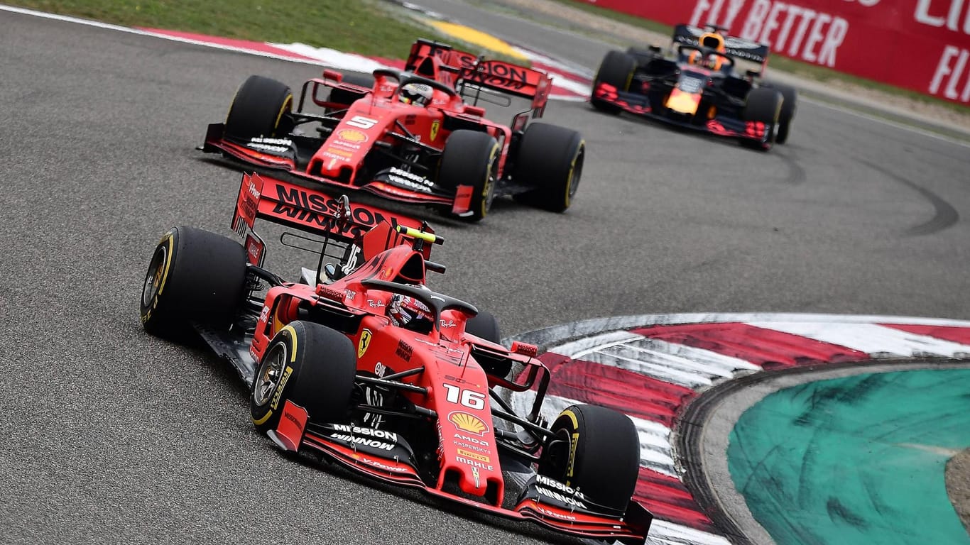 Die beiden Ferrari auf der Strecke.