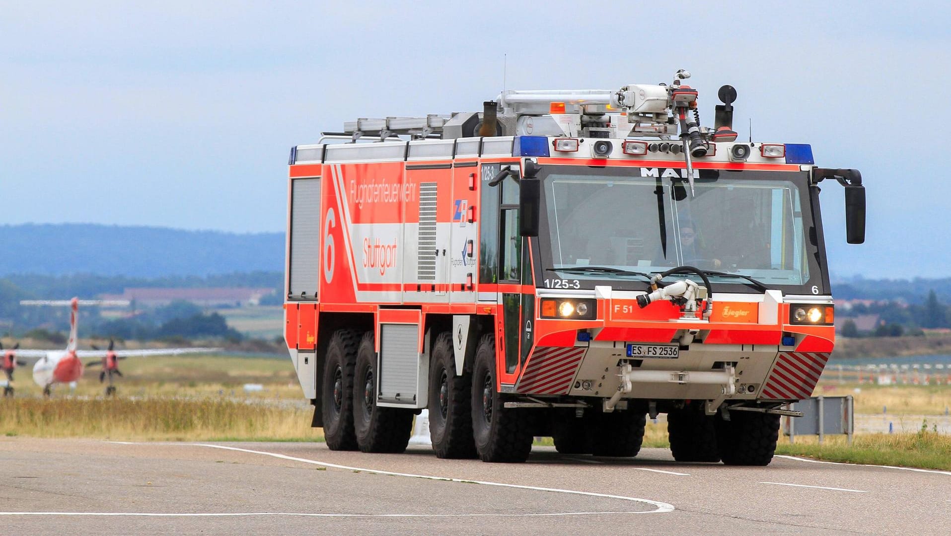 Flughafenfeuerwehr (Symbolbild): Bei einem Übungsflug am Siegerland Flughafen in Burbach ist ein Flugzeug bei der Landung verunglückt. Flughafenfeuerwehr (Symbolbild): Bei einem Übungsflug am Siegerland Flughafen in Burbach ist ein Flugzeug bei der Landung verunglückt.