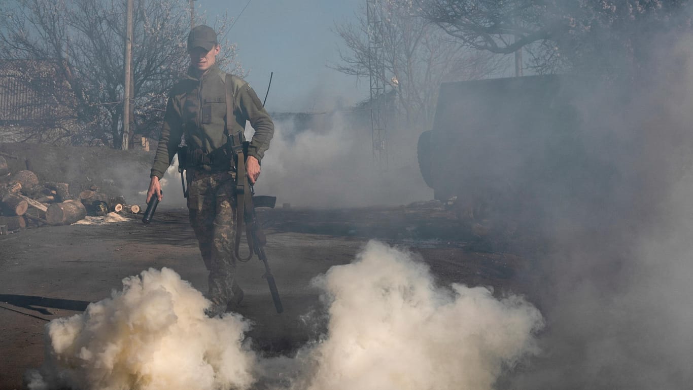 Dichter Rauch gegen russische Drohnen: Ein ukrainischer Soldat im Einsatz in der Ortschaft Marjinka nahe der Frontlinie in der Ostukraine.