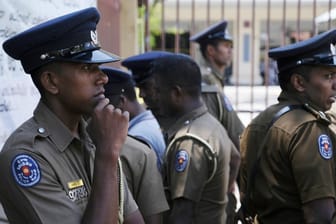 Polizisten stehen vor einem Krankenhaus in Colombo: Wegen Ermittlungspannen vor den Anschlägen vom Ostersonntag muss der Polizeichef Sri Lankas gehen.
