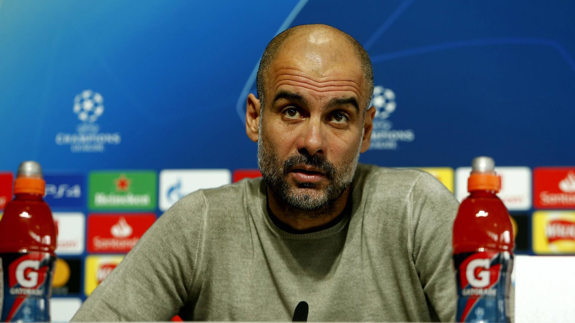 Pep Guardiola auf der Pressekonferenz vor dem Spiel gegen United.