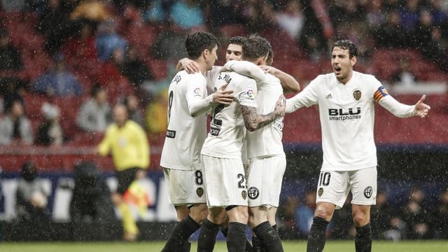 Die Mannschaft von Atletico Madrid feiert einen Treffer im Spiel gegen den FC Valencia. Die Mannschaft von Atletico Madrid feiert einen Treffer im Spiel gegen den FC Valencia.