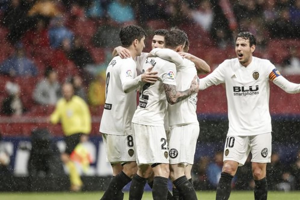 Die Mannschaft von Atletico Madrid feiert einen Treffer im Spiel gegen den FC Valencia.