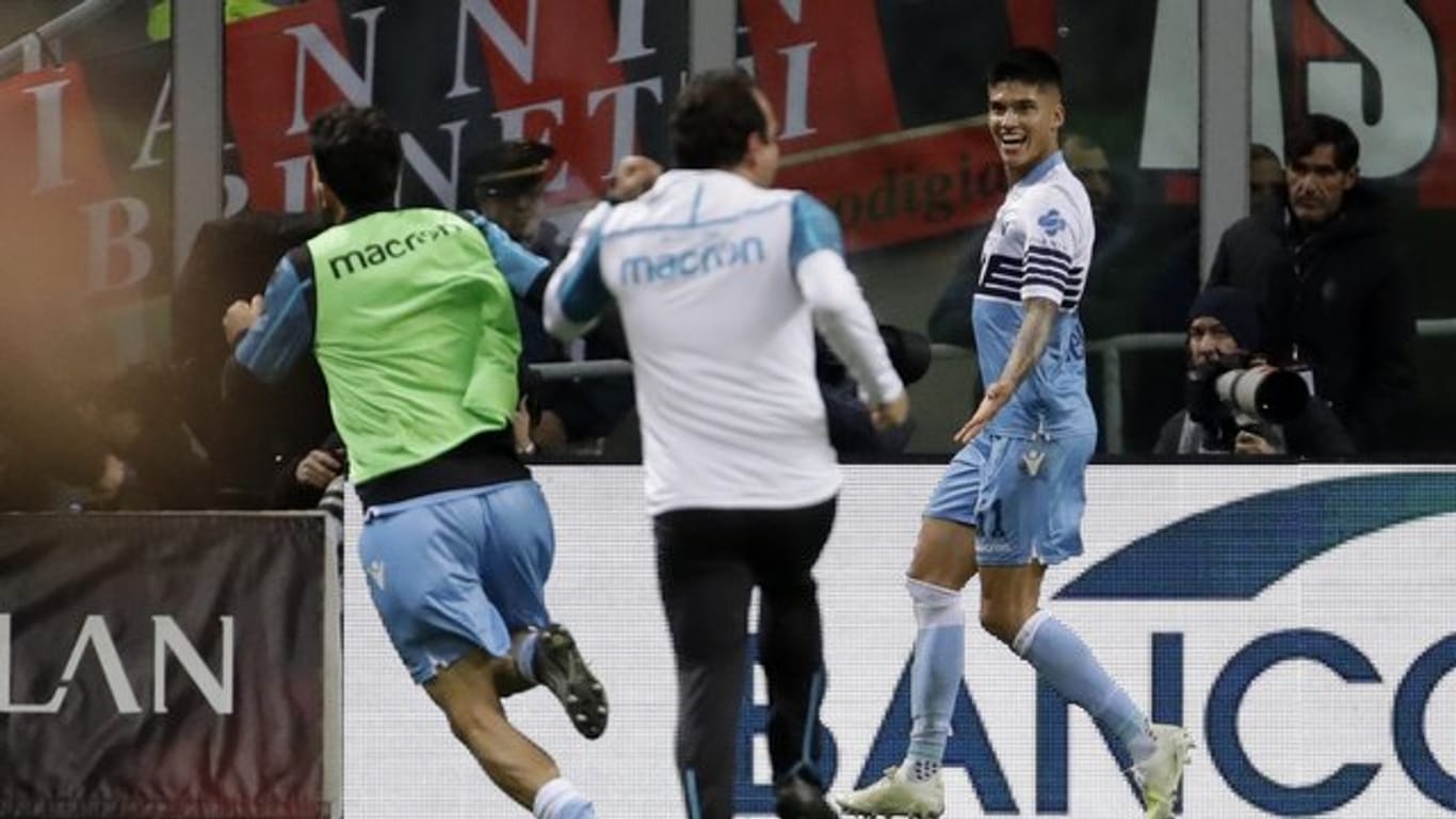 Joaquin Correa (r) von Lazio Rom jubelt nach seinem Tor zum 1:0 gegen den AC Mailand.