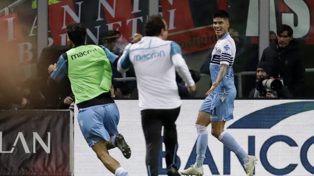 Joaquin Correa (r) von Lazio Rom jubelt nach seinem Tor zum 1:0 gegen den AC Mailand. Joaquin Correa (r) von Lazio Rom jubelt nach seinem Tor zum 1:0 gegen den AC Mailand.