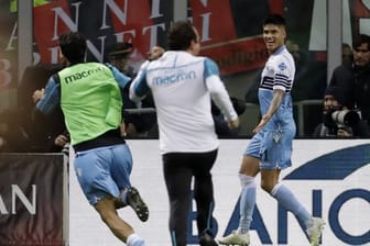 Joaquin Correa (r) von Lazio Rom jubelt nach seinem Tor zum 1:0 gegen den AC Mailand.