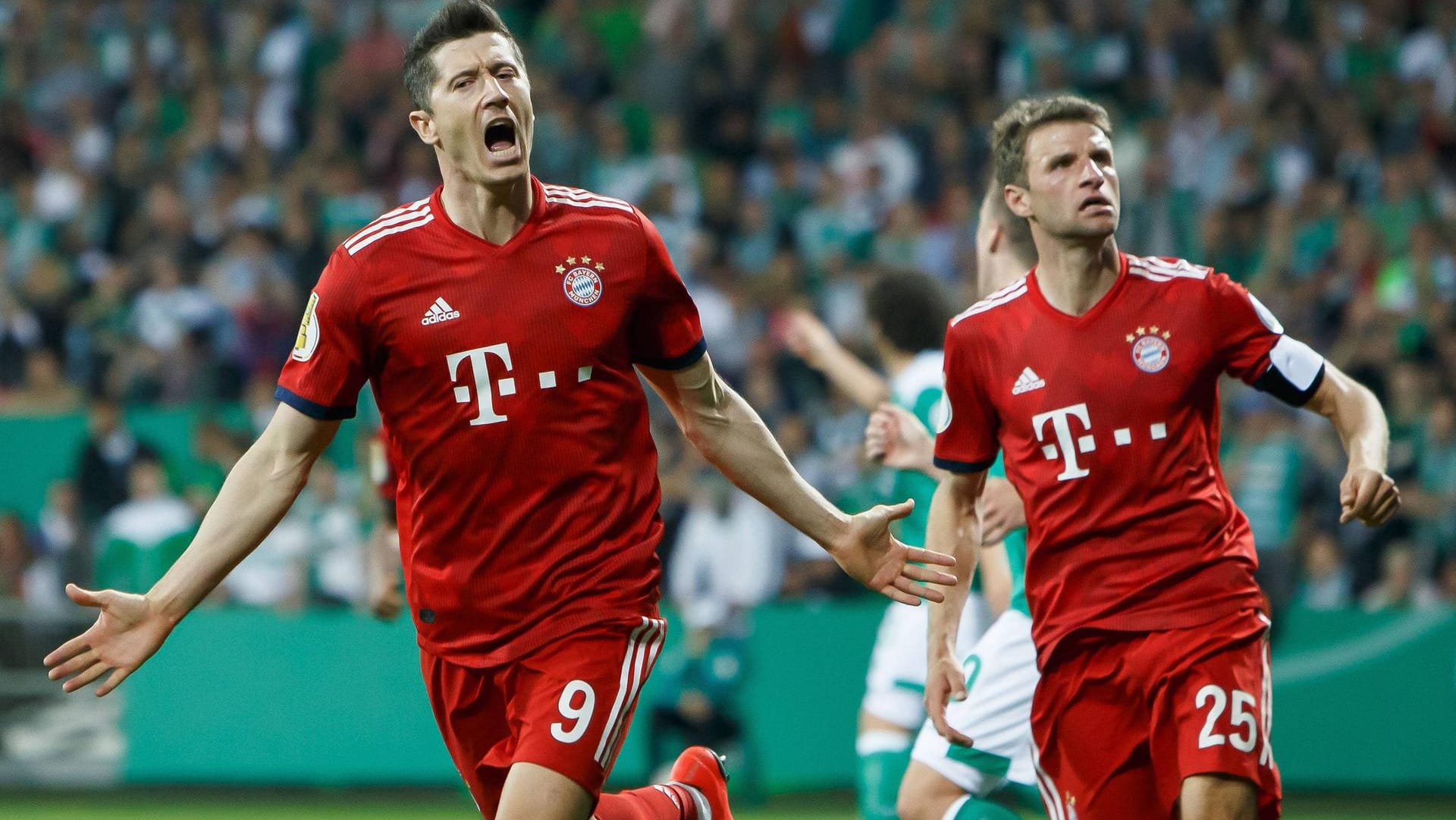 Bayerns Robert Lewandowski (l.) bejubelt das entscheidende Elfmetertor zum 3:2 in Bremen.