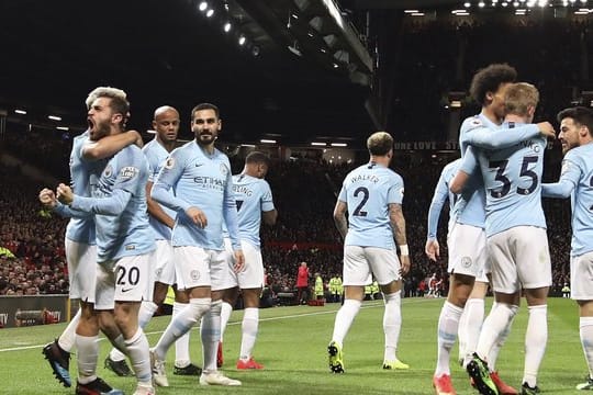 Die Spieler von Manchester City jubeln.