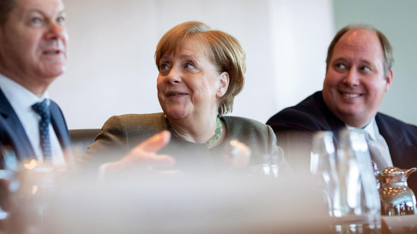 Kanzlerin Merkel mit den Ministern Scholz und Braun.