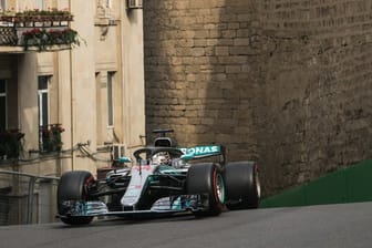 Beim Rennen in Baku geht es auch durch die Altstadt: Lewis Hamilton in seinem Mercedes.