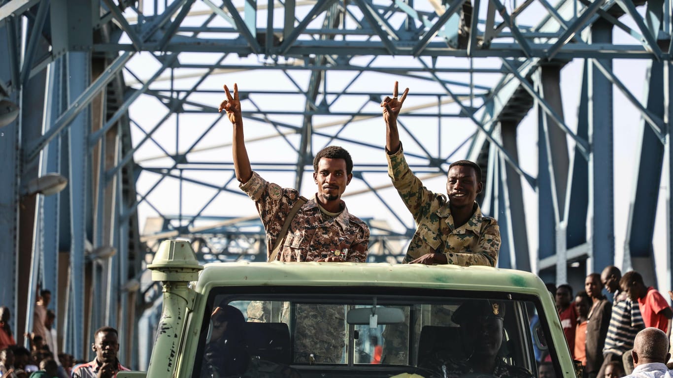 Soldaten in Khartoum: Die Opposition fordert die sofortige Machtübergabe der Armee an eine Zivilregierung.