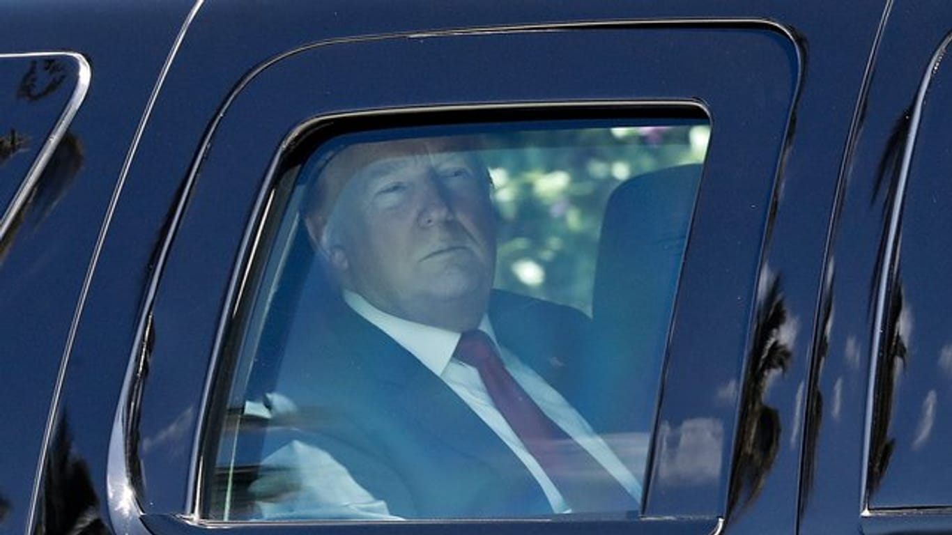 US-Präsident Donald Trump in der gepanzerten Präsidentenlimousine.